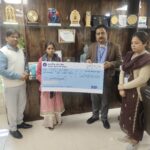 एसबीआई वेतन खाताधारक के आश्रित को 10 लाख का चेक सौंपादुर्घटना में मृत वेतन खाताधारक के परिवार को आर्थिक सहायता