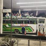 आरा में बसों की छत पर जान जोखिम में डालकर सफर, प्रशासन मौन