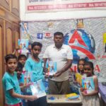 समाजसेवी चंद्रिका प्रसाद की 14वीं पुण्यतिथि पर श्रद्धांजलि, छात्रों को कॉपी-कलम वितरित