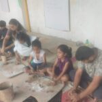 चक धूम-धूम समर कैंप में बच्चों ने सीखी मूर्तिकला की बारीकियां, मिट्टी से गढ़ीं अनोखी कलाकृतियां