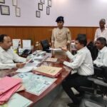 कार्य में लापरवाही और अनियमितता पर डोभी के राजस्व कर्मचारी की दो वेतन वृद्धि रोकी गई