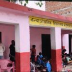 मुख्य सड़क के किनारे बाउंड्री विहीन विद्यालय में पढ़ने को मजबूर नौनिहाल, एक कमरे में सिमटी पूरी पाठशाला