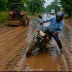 बारिश में खेतों की मिट्टी बनी ‘साइलेंट किलर’, ट्रैक्टरों से सड़कों पर फैल रही फिसलन बढ़ा रही हादसों का खतरा