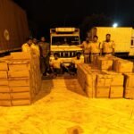 डोभी चेकपोस्ट पर महिंद्रा पिकअप से 1,148 लीटर अवैध विदेशी शराब बरामद, दो तस्कर गिरफ्तार