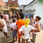 अतरी थाना कांड में फरार तीन नामजद आरोपियों के घर की कुर्की, पुलिस ने दी आत्मसमर्पण की चेतावनी