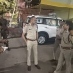 पितृपक्ष मेला को लेकर देर रात विष्णुपद मंदिर परिसर पहुंचे पुलिस अधिकारी, सुरक्षा व्यवस्था का लिया जायजा