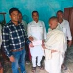 सड़क हादसे में मृत महिला प्राचार्या के पति को मिला 20 हजार का चेक, कल तेज रफ्तार हाइवा ने ली थी जान