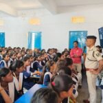 इमामगंज में पुलिस ने चलाया नशा मुक्ति जागरूकता अभियान, छात्रों को नए आपराधिक कानूनों की दी जानकारी