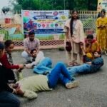 मगध विश्वविद्यालय के मुख्य द्वार पर सड़क सुरक्षा को लेकर नुक्कड़ नाटक, फुट ओवरब्रिज की उठी मांग
